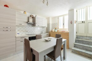 Oven, stovetop, dining tables - Su due livelli, con aria condizionata (Castelsardo)