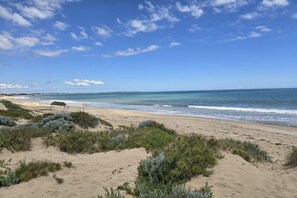 Beach - Coastal Luxe 4-Bed House in Madora Bay (Madora Bay)