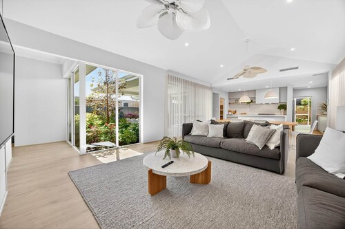Coastal Luxe 4-Bed House in Madora Bay