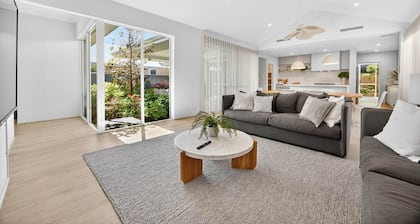 Coastal Luxe 4-Bed House in Madora Bay