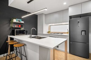 Fridge, microwave, oven, stovetop - Chic Home with BBQ & Outdoor Dining (Carnegie)