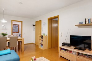 TV, stereo - Quellengold Apartment – Comfortable Stay in Bad Krozingen-Schlatt (Bad Krozingen)