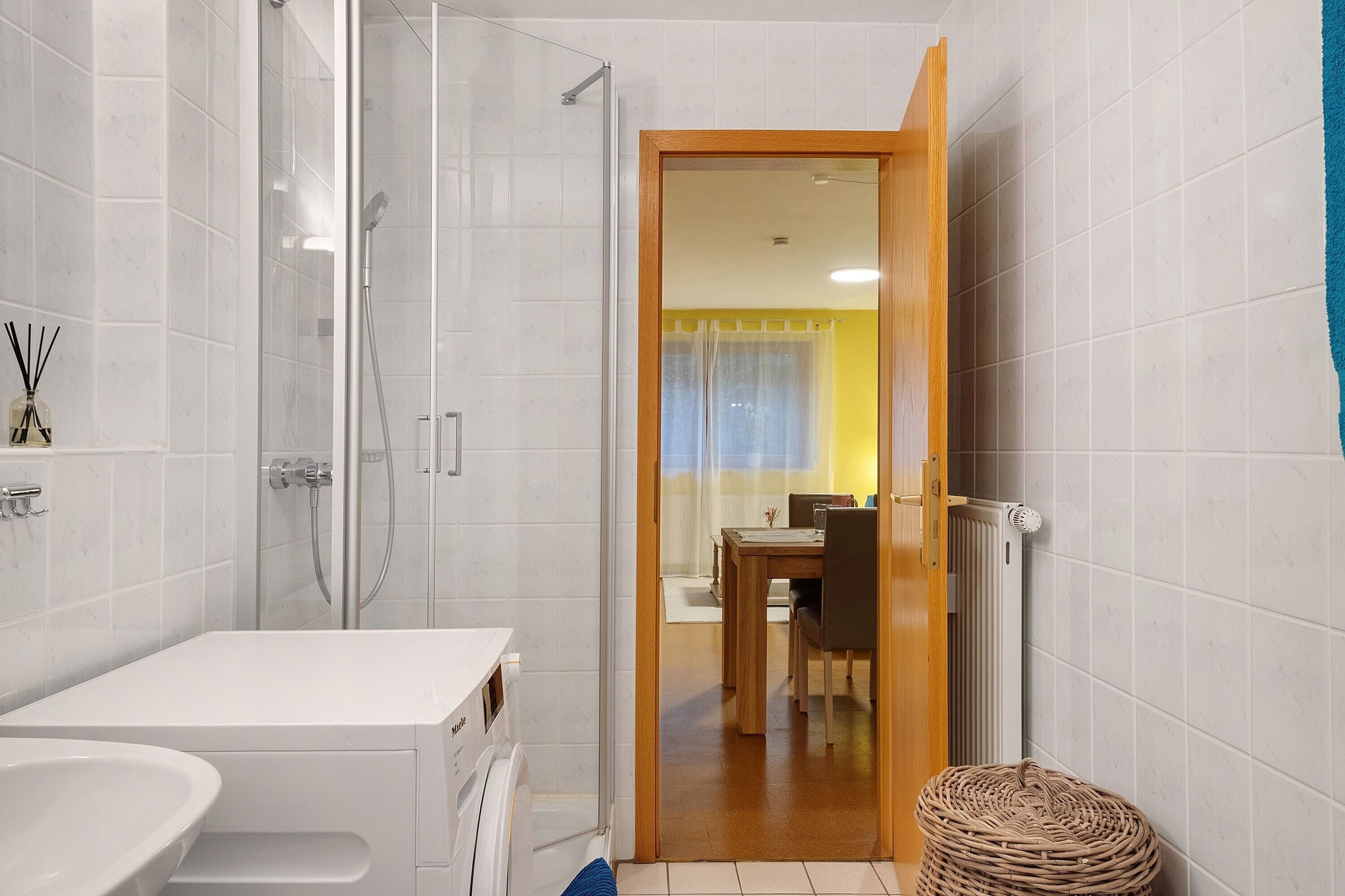 Een douche, een haardroger, handdoeken