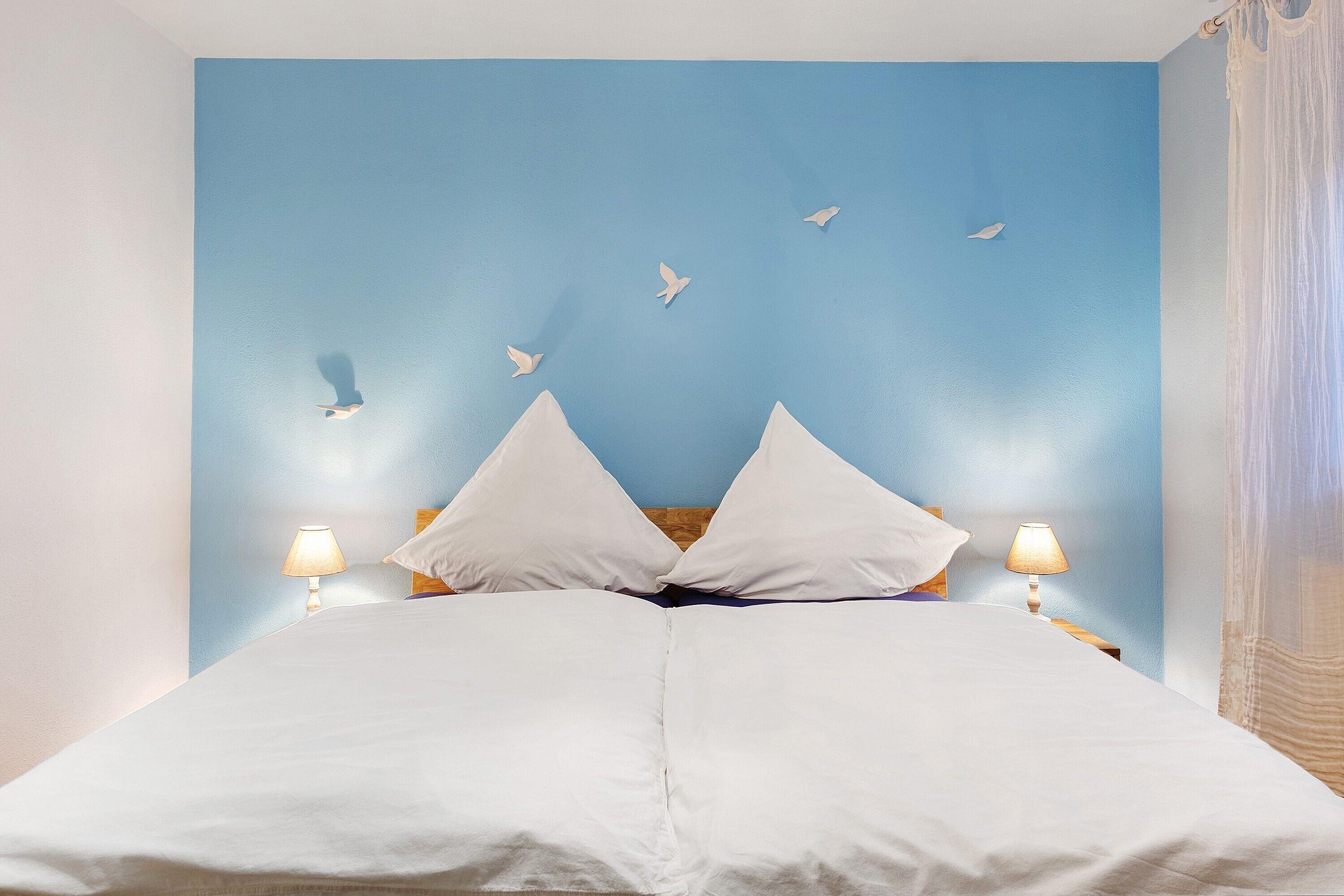 Iron/ironing board, WiFi, bed sheets