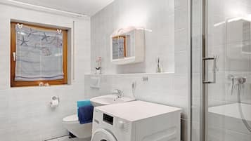 Dusche, Haartrockner, Handtücher