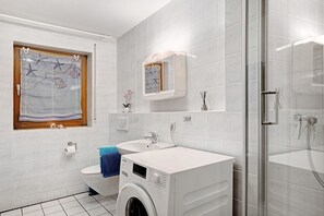 Shower, hair dryer, towels - Quellengold Apartment – Comfortable Stay in Bad Krozingen-Schlatt (Bad Krozingen)