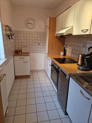 Private kitchen - Quellengold Apartment – Comfortable Stay in Bad Krozingen-Schlatt (Bad Krozingen)