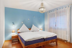 Een strijkplank/strijkijzer, wifi, beddengoed