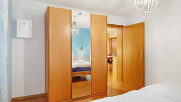 Iron/ironing board, WiFi, bed sheets