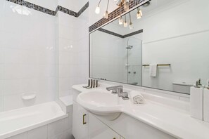 Sèche-cheveux, serviettes fournies