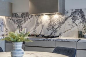 Fridge, microwave, oven, stovetop - Luxury Beachfront 1-Bed Apartment with Pool & Gym (Surfers Paradise)