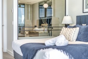 1 bedroom, iron/ironing board, travel cot, Internet - Luxury Beachfront 1-Bed Apartment with Pool & Gym (Surfers Paradise)