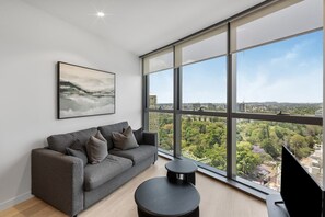 Smart TV - Modern City Escape with Pool Access and Views (Brisbane City)