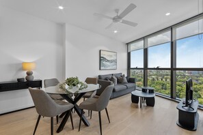 Smart TV - Modern City Escape with Pool Access and Views (Brisbane City)