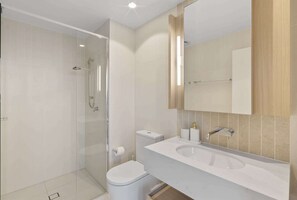 Hair dryer, towels - Modern City Escape with Pool Access and Views (Brisbane City)
