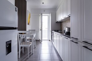 Apartamento, sacada, vista para a cidade | Cozinha privada