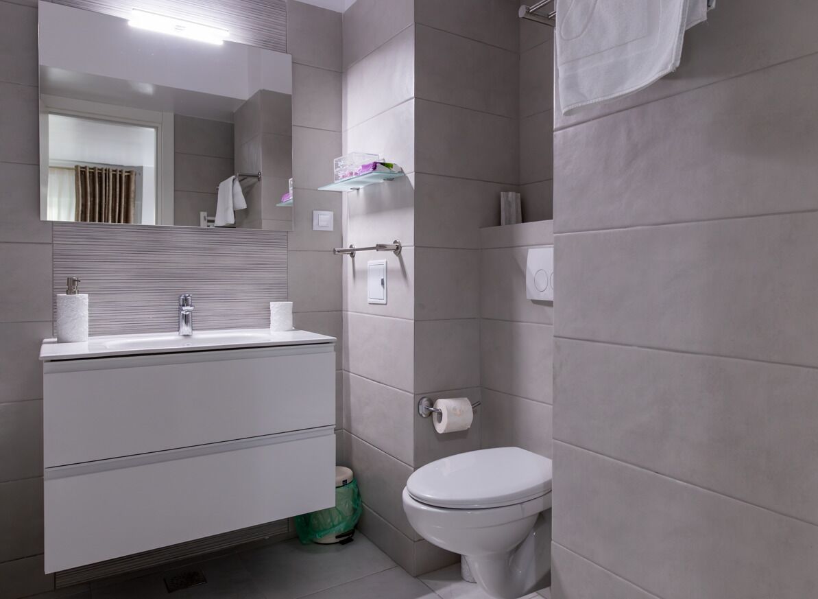 Apartamento, sacada, vista para a cidade | Banheiro | Chuveiro, toalhas de banho