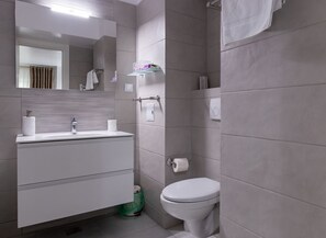 Apartamento, sacada, vista para a cidade | Banheiro | Chuveiro, toalhas de banho