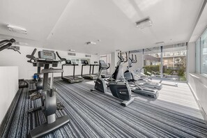 Fitness facility - Spacious Apartment with Gym & Pool Access (City)