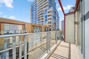 Property grounds - Spacious Apartment with Gym & Pool Access (City)