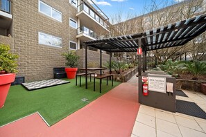 Outdoor dining - Spacious Apartment with Gym & Pool Access (City)
