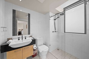 Hair dryer, towels - Spacious Apartment with Gym & Pool Access (City)