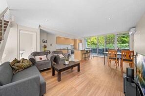 Smart TV, offices - Spacious Apartment with Gym & Pool Access (City)