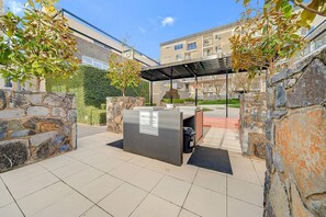Terrace/patio - Spacious Apartment with Gym & Pool Access (City)