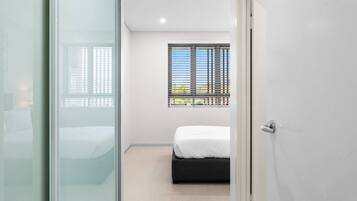 3 bedrooms, desk, iron/ironing board, internet