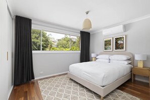3 bedrooms, desk, iron/ironing board, Internet - Spacious 3-Bed Duplex in Leafy Seaforth (Seaforth)