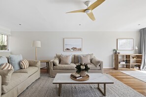 Smart TV, offices - Spacious 3-Bed Duplex in Leafy Seaforth (Seaforth)