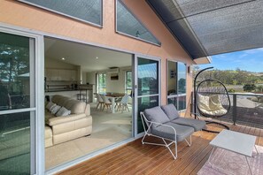 Outdoor dining - Beachside Retreat with Garage Parking (Surf Beach)