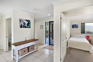 3 bedrooms, desk, iron/ironing board, travel cot - Beachside Retreat with Garage Parking (Surf Beach)