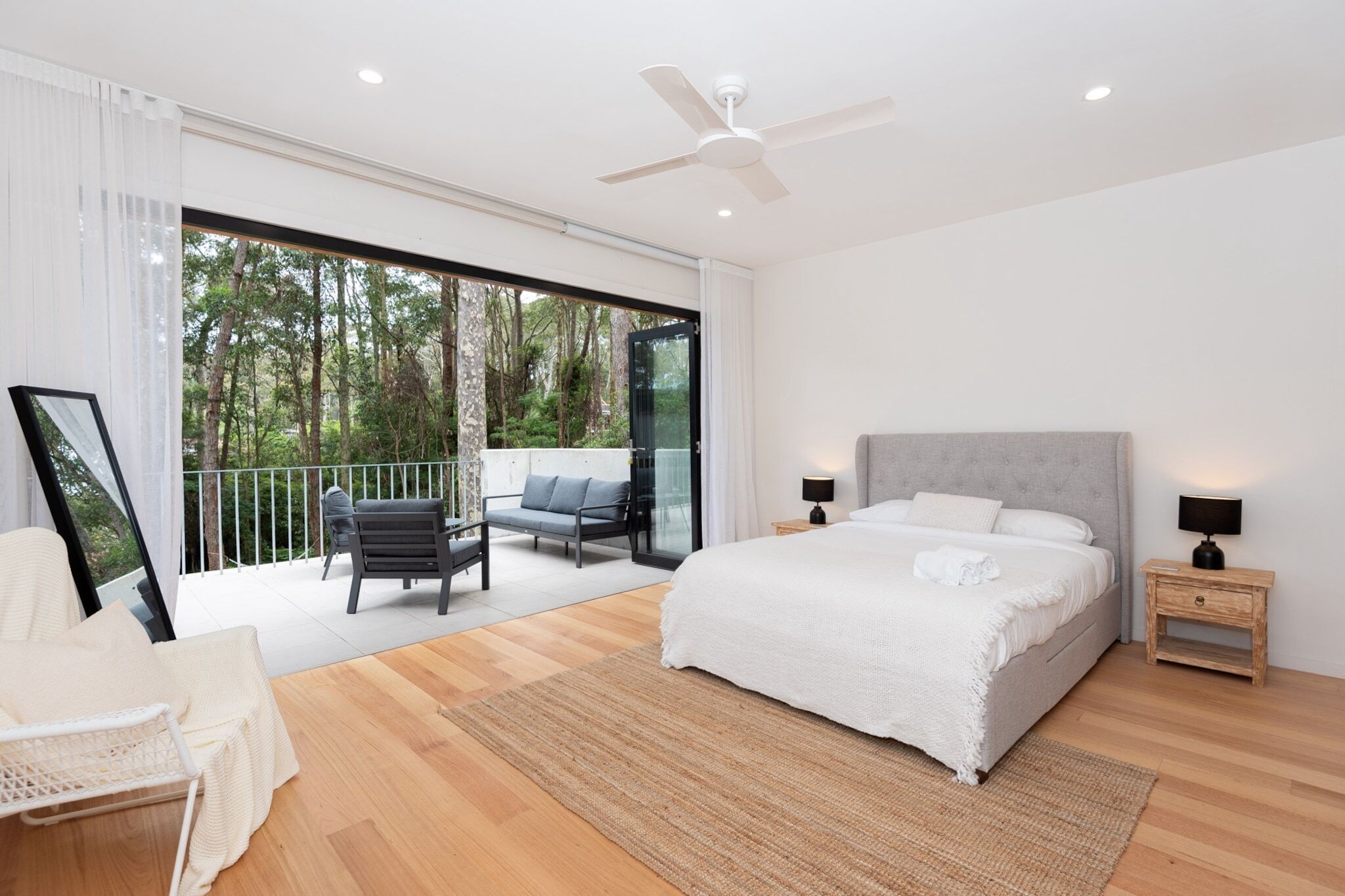 Bureau, fer et planche à repasser, lit parapluie, accès Internet