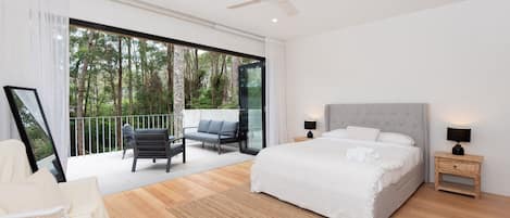 Skrivebord, strygejern/strygebræt, weekendseng, internetforbindelse