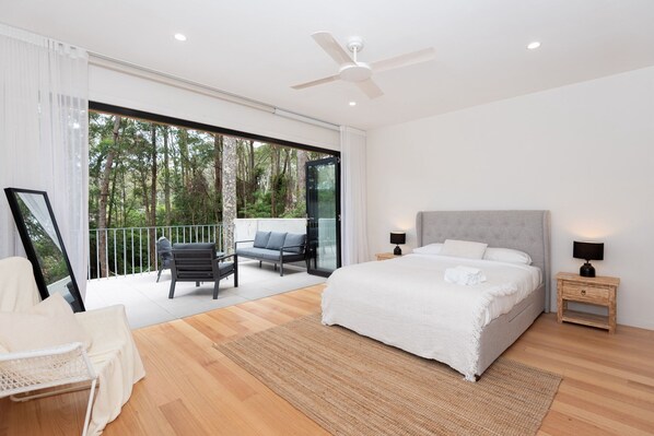 Schreibtisch, Bügeleisen/Bügelbrett, Reisekinderbett, Internetzugang