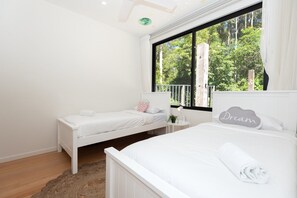 Schreibtisch, Bügeleisen/Bügelbrett, Reisekinderbett, Internetzugang