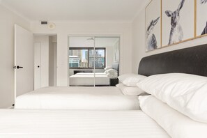 2 bedrooms, iron/ironing board, Internet, bed sheets - City Escape with Spa Access in Darlinghurst (Darlinghurst)