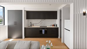 Wasserkocher mit Kaffee-/Teezubehör, Kühlschrank, Mikrowelle, Ofen