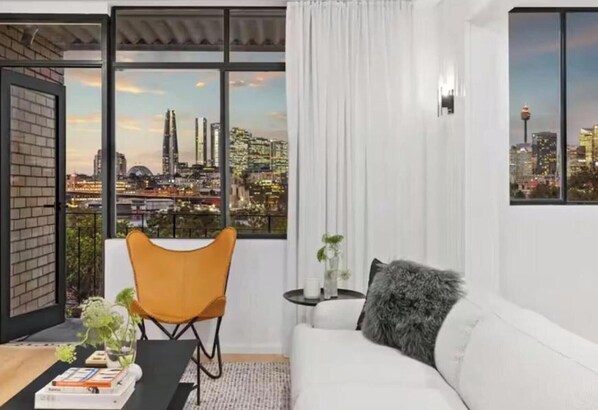 Smart TV - Bright 2-Bed Apt with Spectacular Bridge Views (Glebe)