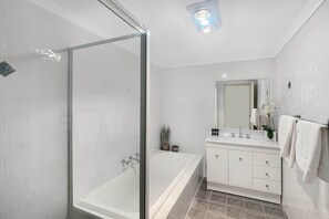 Hair dryer, towels - 2-Bed Townhouse with Outdoor Area (Long Beach)