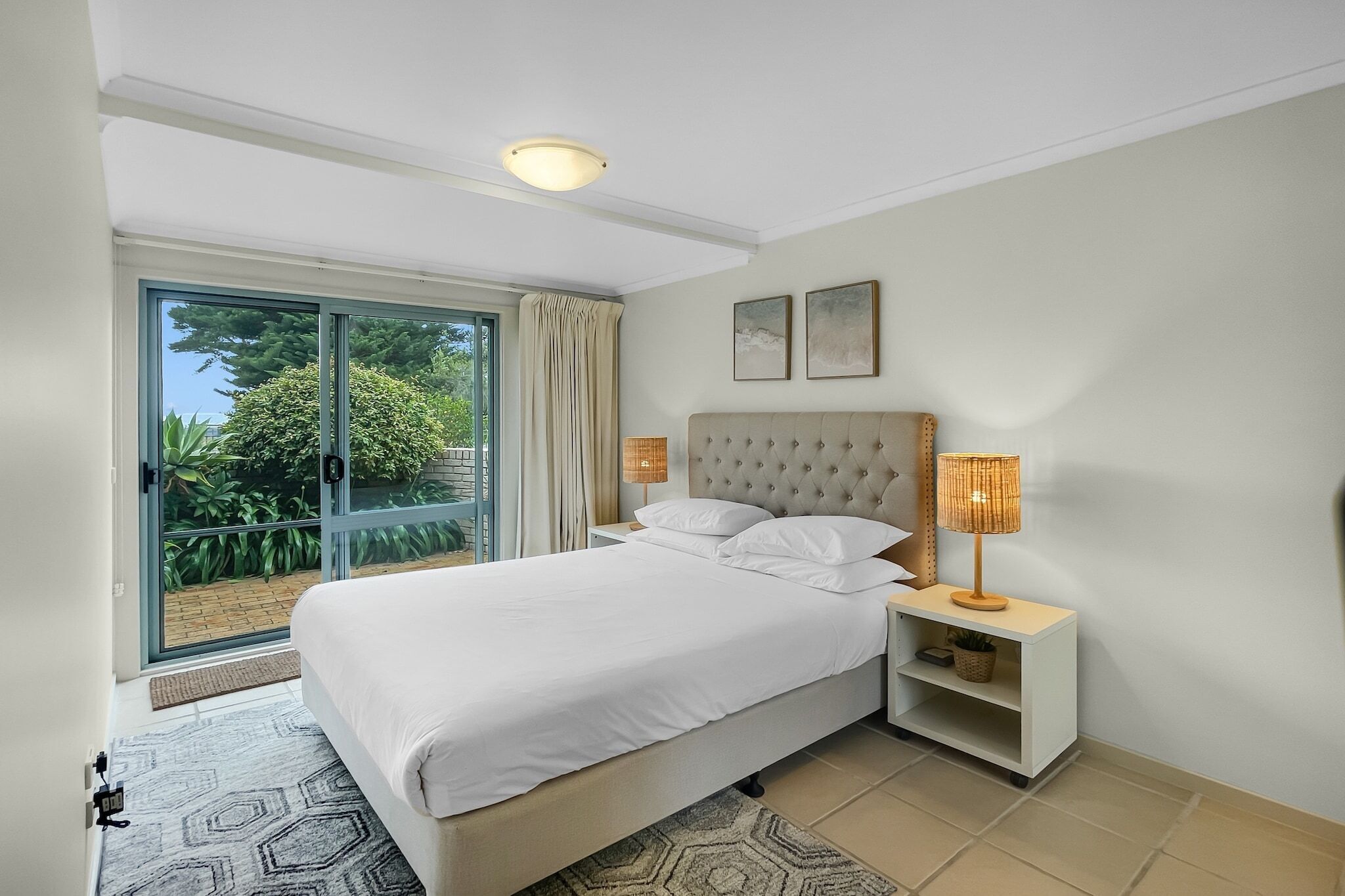 Tabla de planchar con plancha, internet y ropa de cama 