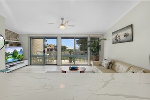 Smart TV - 2-Bed Townhouse with Outdoor Area (Long Beach)