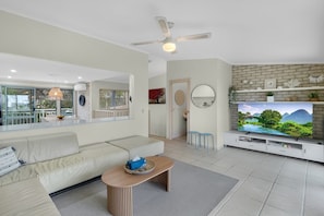 Smart TV - 2-Bed Townhouse with Outdoor Area (Long Beach)