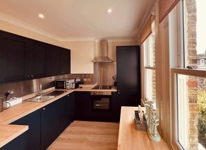 Microwave, oven, stovetop, dishwasher - Bright 2BR Victorian Flat Near Tube - Refurbished (London)