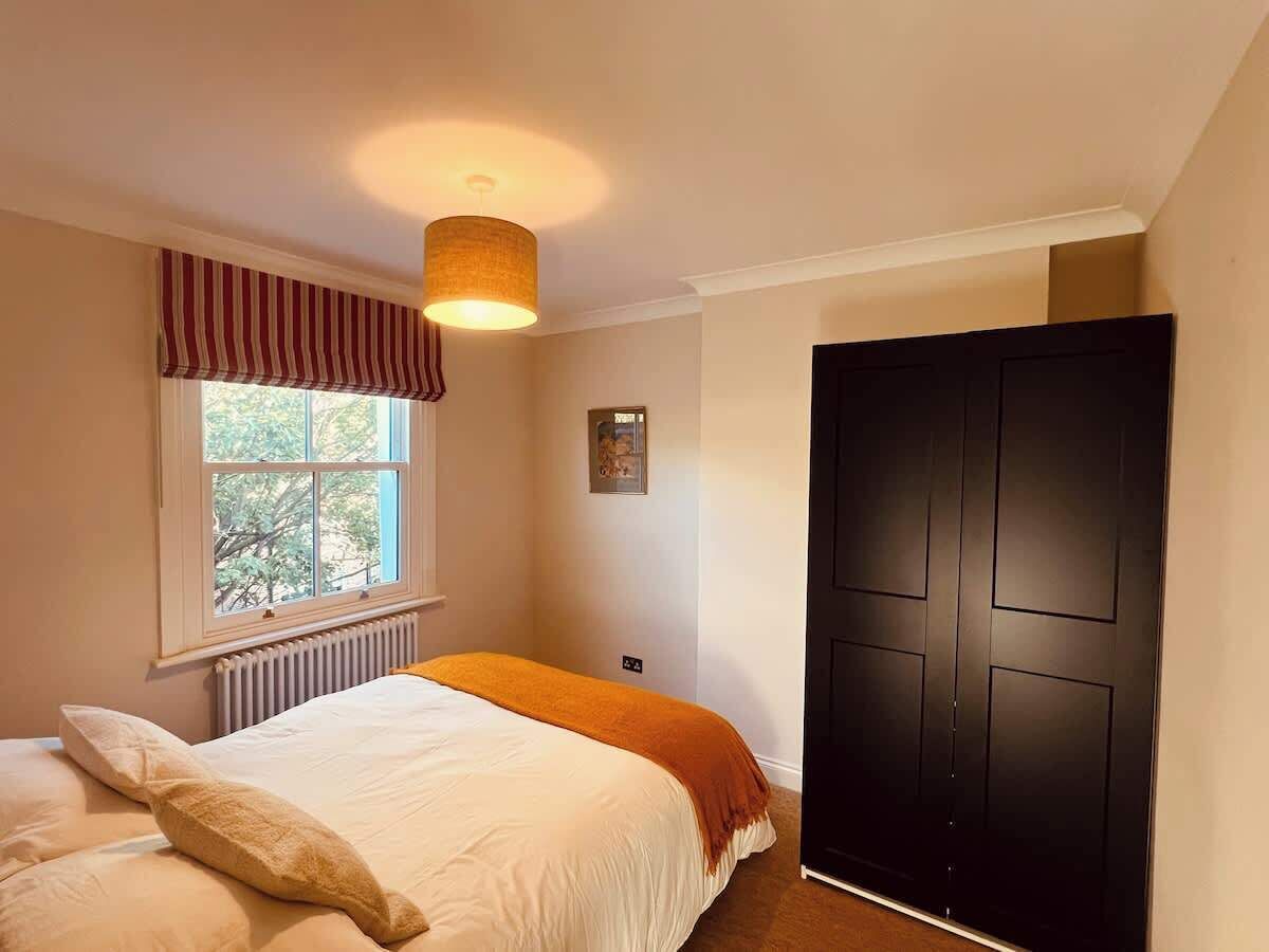 2 quartos, ferros/tábuas de passar roupa, Wi-Fi, roupa de cama