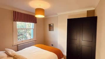 2 quartos, ferros/tábuas de passar roupa, Wi-Fi, roupa de cama