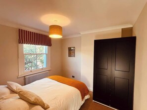 2 bedrooms, iron/ironing board, WiFi, bed sheets - Bright 2BR Victorian Flat Near Tube - Refurbished (London)