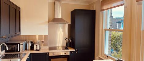 Micro-ondes, four, plaque de cuisson, lave-vaisselle