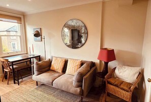 TV - Bright 2BR Victorian Flat Near Tube - Refurbished (London)